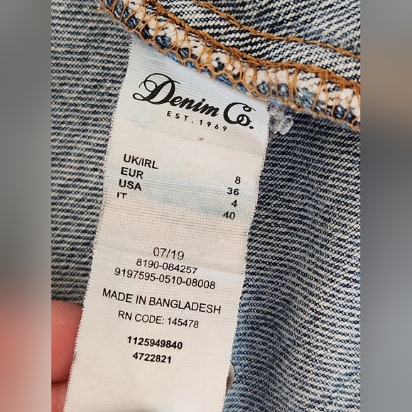 Denim & Co Distressed Jean Jacket Denim Light Wash Size 4 - Picture 6 of 10